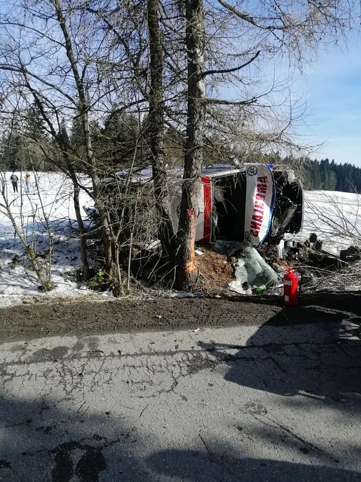 Wypadek w Czyrnej. Na miejsce wezwano śmigłowiec LPR