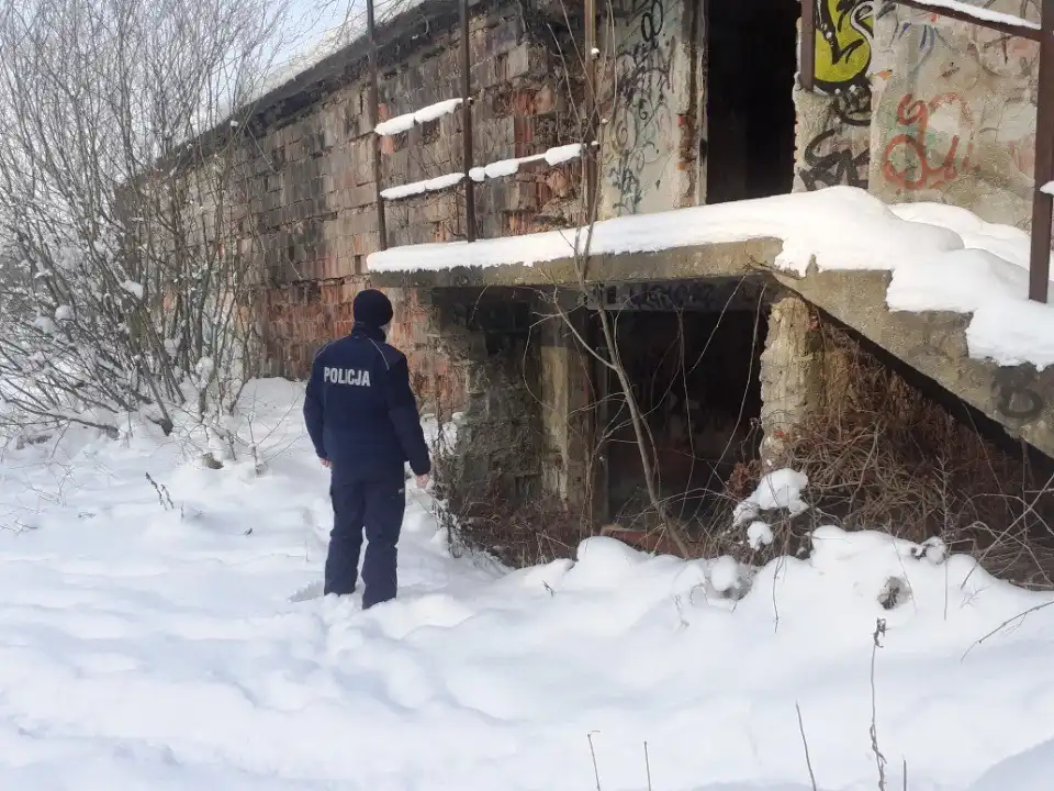 Zima groźna dla bezdomnych i samotnych. Policjanci sprawdzają pustostany i apelują do mieszkańców