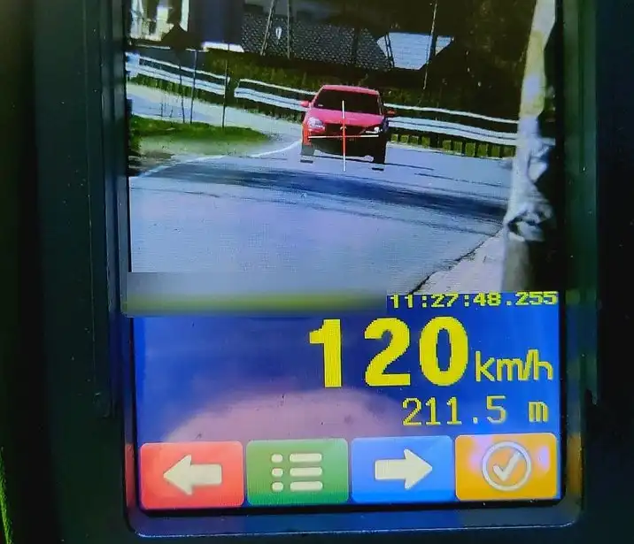 Szaleństwo na drodze. Pirat drogowy zatrzymany po jeździe 120 km/h w terenie zabudowanym