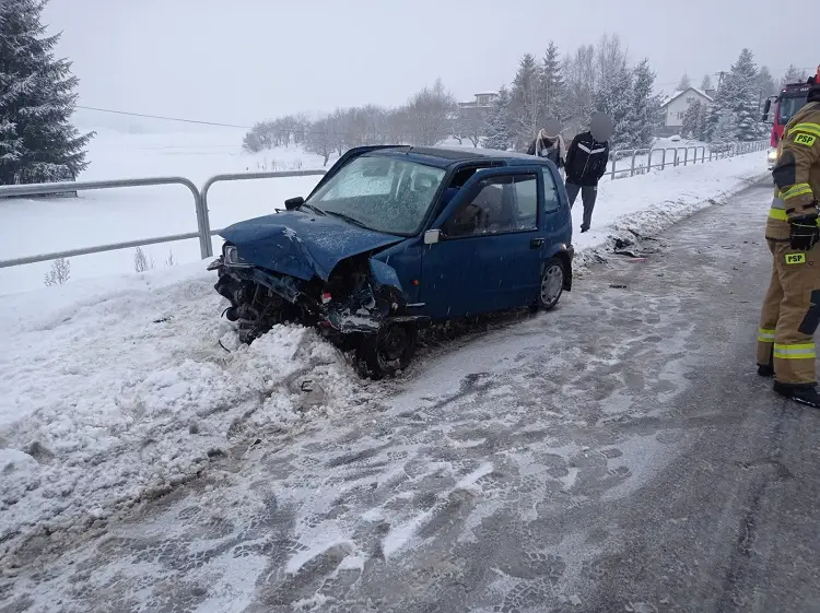 W Moszczenicy czołowo zderzyły się dwa samochody osobowe. Jedna osoba trafiła do szpitala