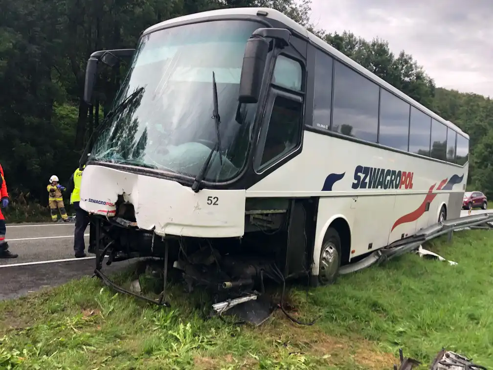 Tragiczny wypadek w Witowicach Górnych w relacji strażaków. W czołowym zderzeniu autobusu i osobówki zginęły dwie osoby