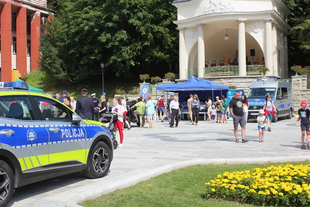 Uroczysty apel z okazji 104. rocznicy powołania Policji Państwowej. Wydarzeniu towarzyszył piknik profilaktyczno-edukacyjny