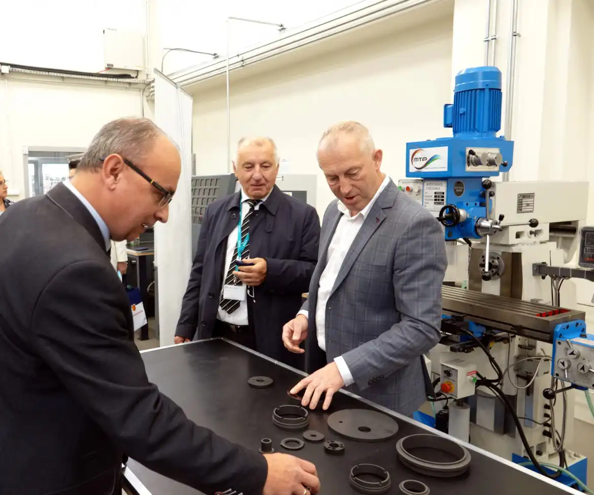 Uczniowie ZS w Starym Sączu uczą się zawodu w międzynarodowej firmie