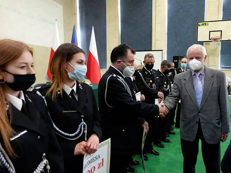 Strażacy z terenu miasta i gminy Grybów z promesą na zakup sprzętu