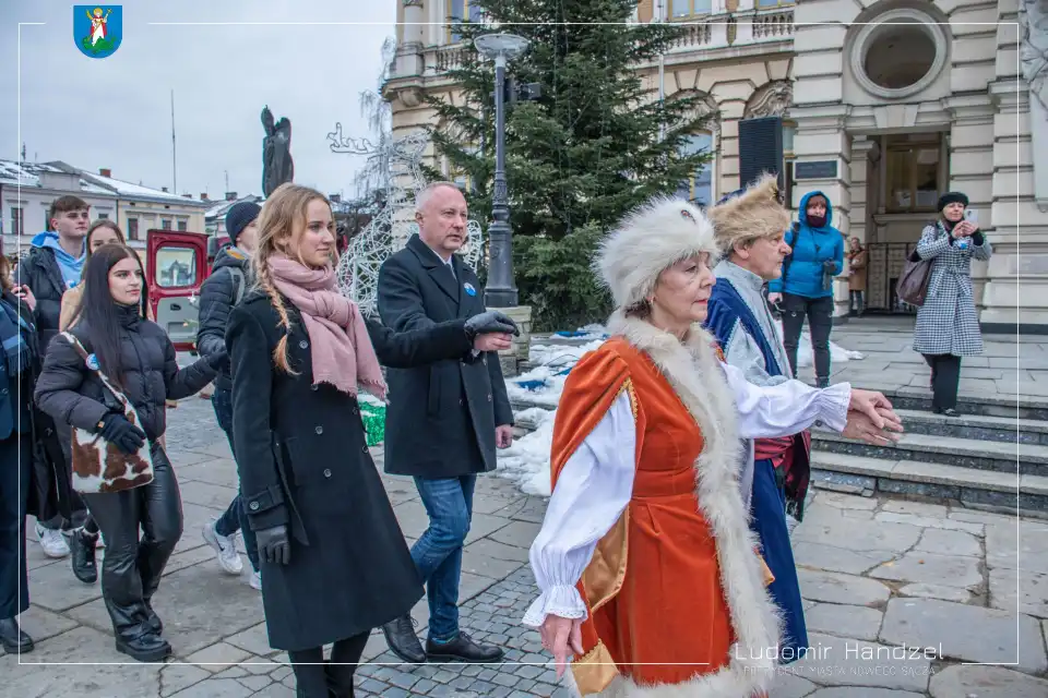 Już po raz piętnasty sądeccy maturzyści zatańczyli tradycyjnego Poloneza przed Ratuszem
