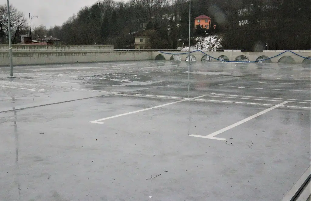Limanowa: Kończy się budowa wielopoziomowego parkingu przy ul. Ks. Łazarskiego