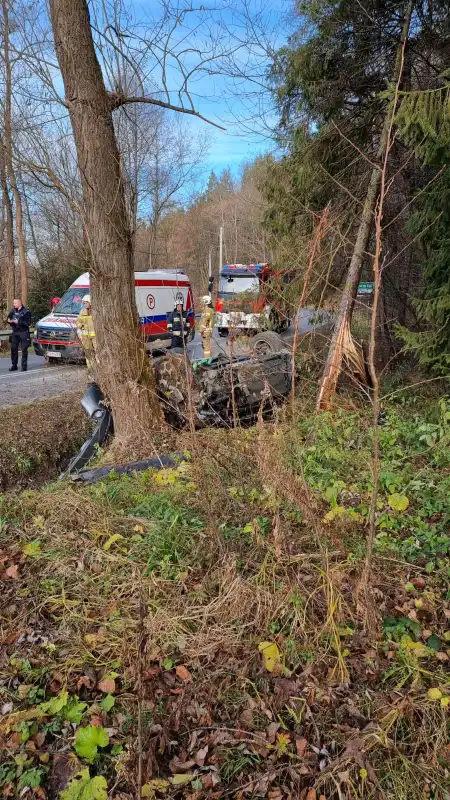 Wypadek w Łazach Biegonickich. Strażacy ewakuowali z pojazdu nieprzytomnego mężczyznę