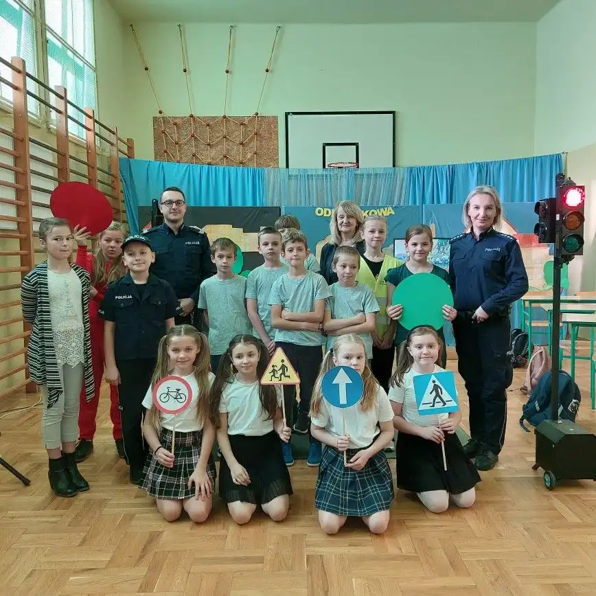 Odblaskowa Szkoła w Szymbarku. Lekcja bezpieczeństwa z policjantami