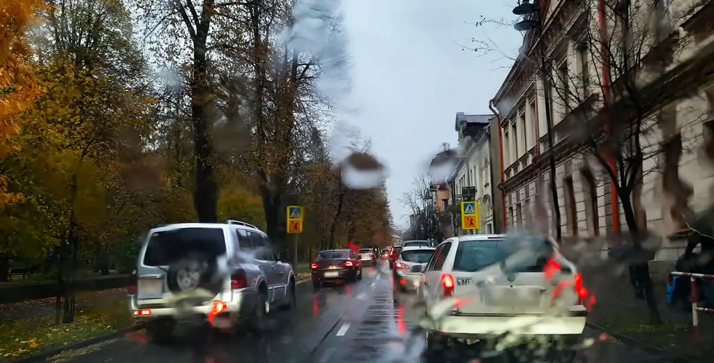 Jesień na drogach. Policja ostrzega przed niebezpiecznymi warunkami