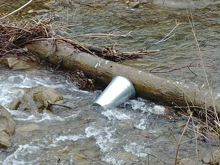Akt wandalizmu w Gminie Rytro - zniszczone znaki drogowe, betoniarka w potoku, rozrzucone śmieci