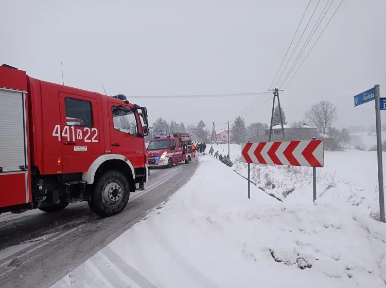 W Moszczenicy czołowo zderzyły się dwa samochody osobowe. Jedna osoba trafiła do szpitala