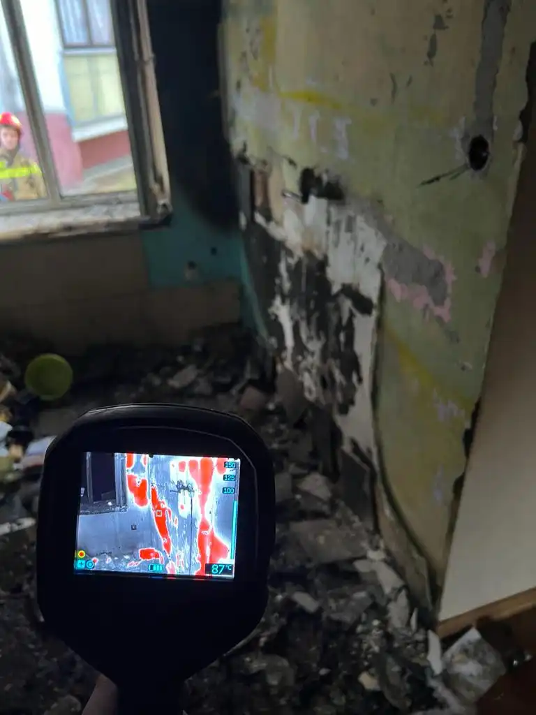 Pożar w wielorodzinnym budynku mieszkalnym na ul. Nawojowskiej w Nowym Sączu. Ogień pojawił się w kuchni jednego z mieszkań
