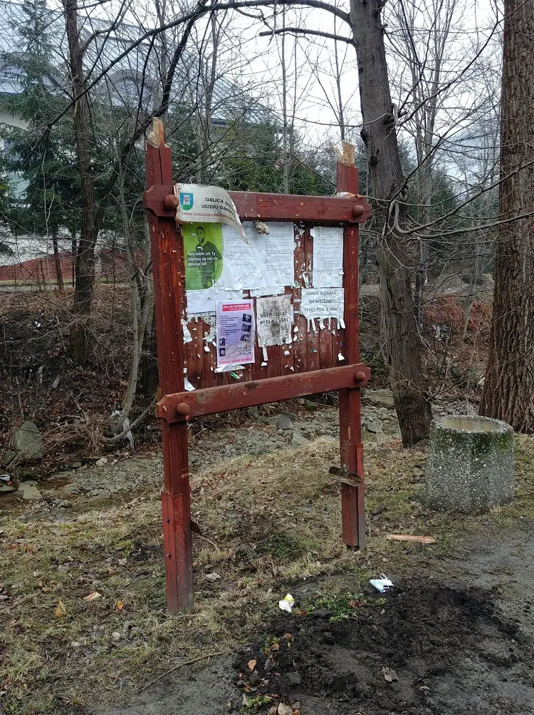 Akt wandalizmu w Gminie Rytro - zniszczone znaki drogowe, betoniarka w potoku, rozrzucone śmieci