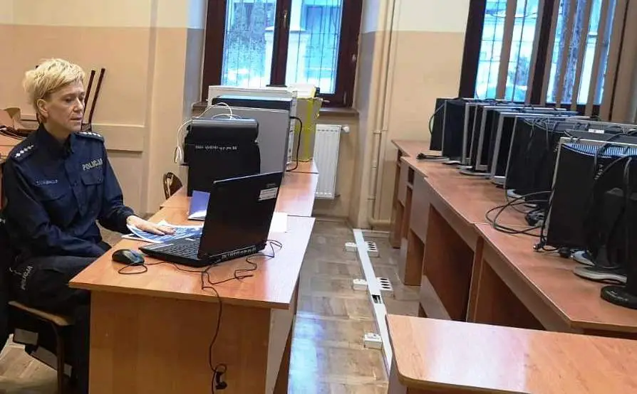 Sądeccy policjanci kontynuują spotkania z uczniami w formie on-line