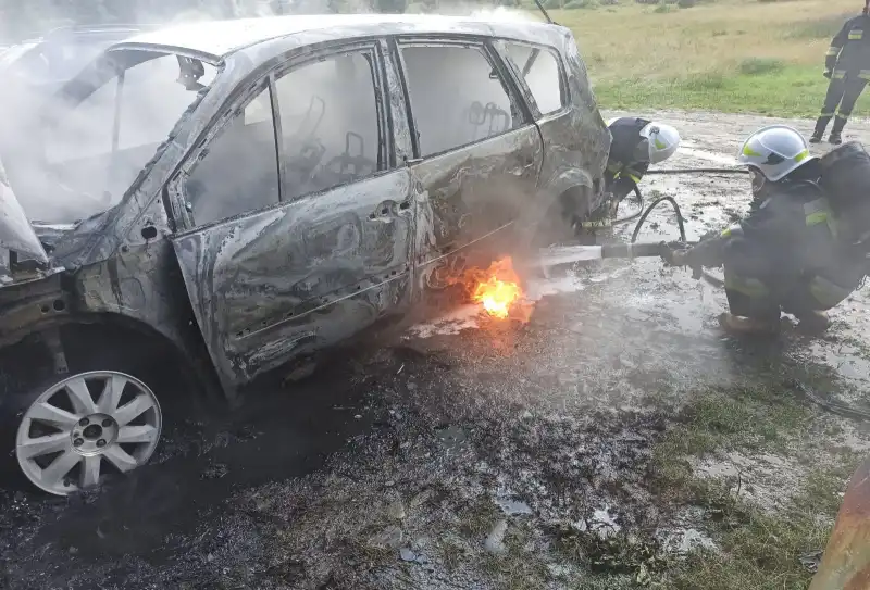 Piwniczna-Zdrój: Na parkingu leśnym płonęła osobówka. Zagrożony rozprzestrzenieniem ognia był sąsiedni pojazd