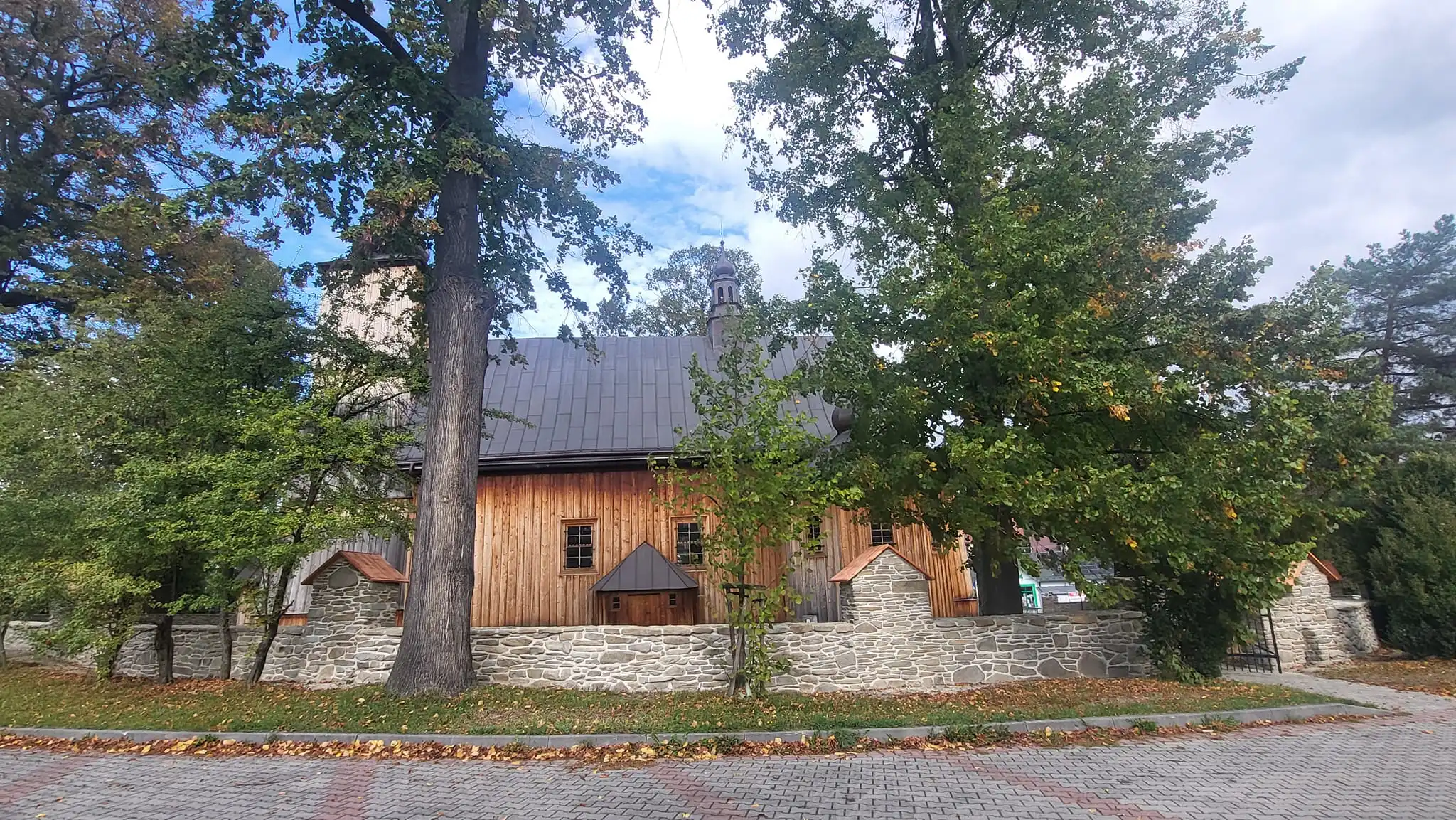 Kościół w Łukowicy zyskał nowy blask. Renowacja muru zakończona