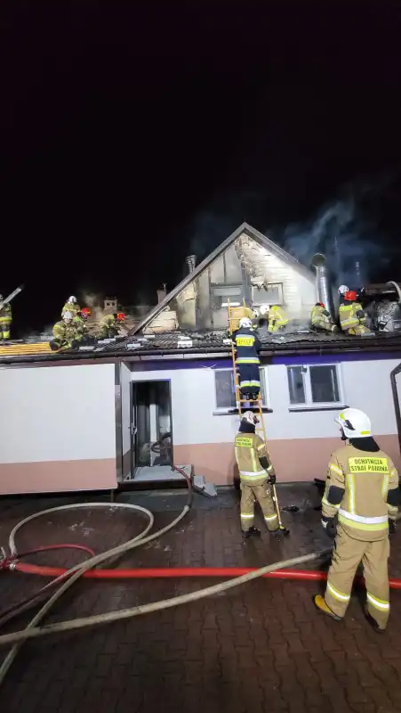 Pożar piekarni w Rożnowie. Strażacy blisko 4 godziny walczyli z ogniem