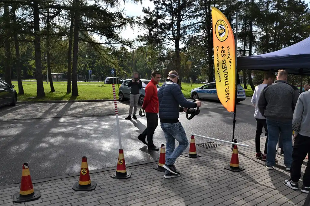 ROADPOL Safety Days z sądecką drogówką. Był symulator dachowania i alkogogle