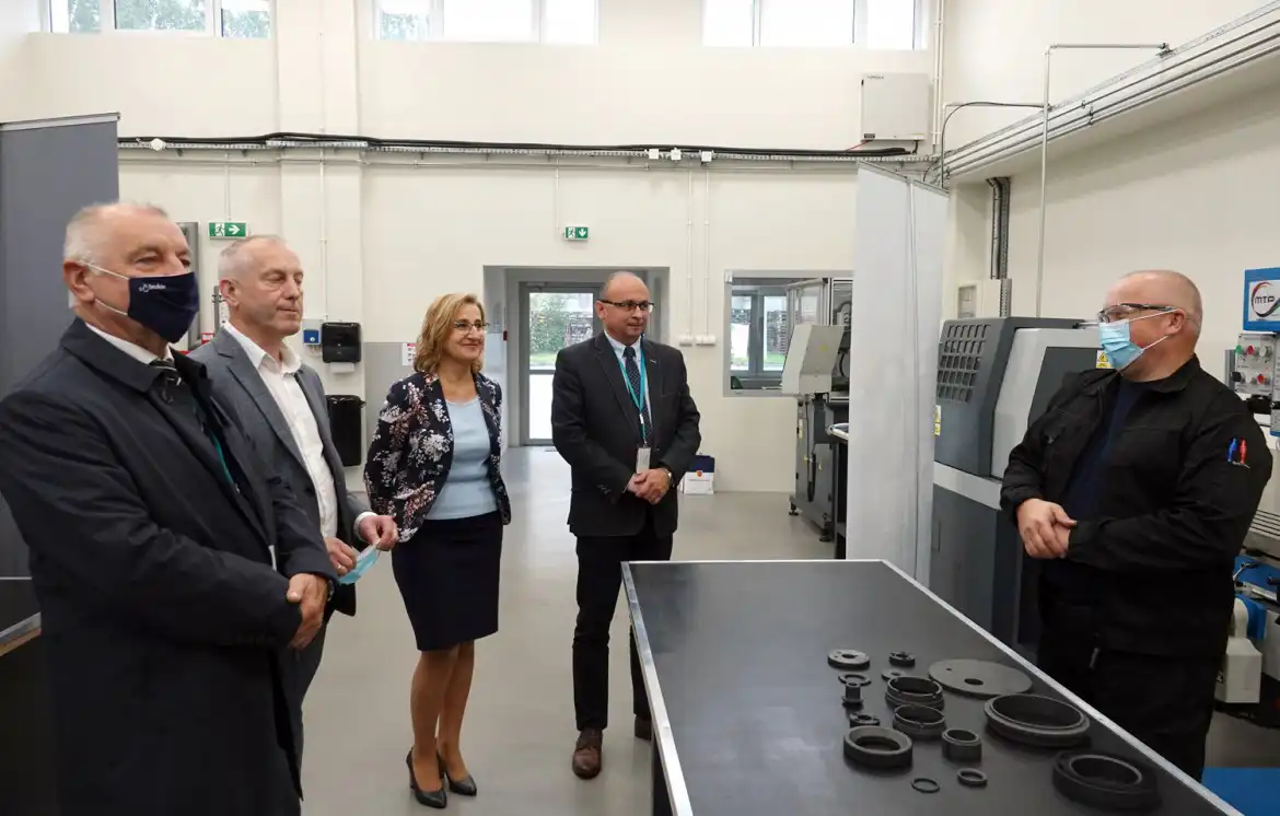 Uczniowie ZS w Starym Sączu uczą się zawodu w międzynarodowej firmie