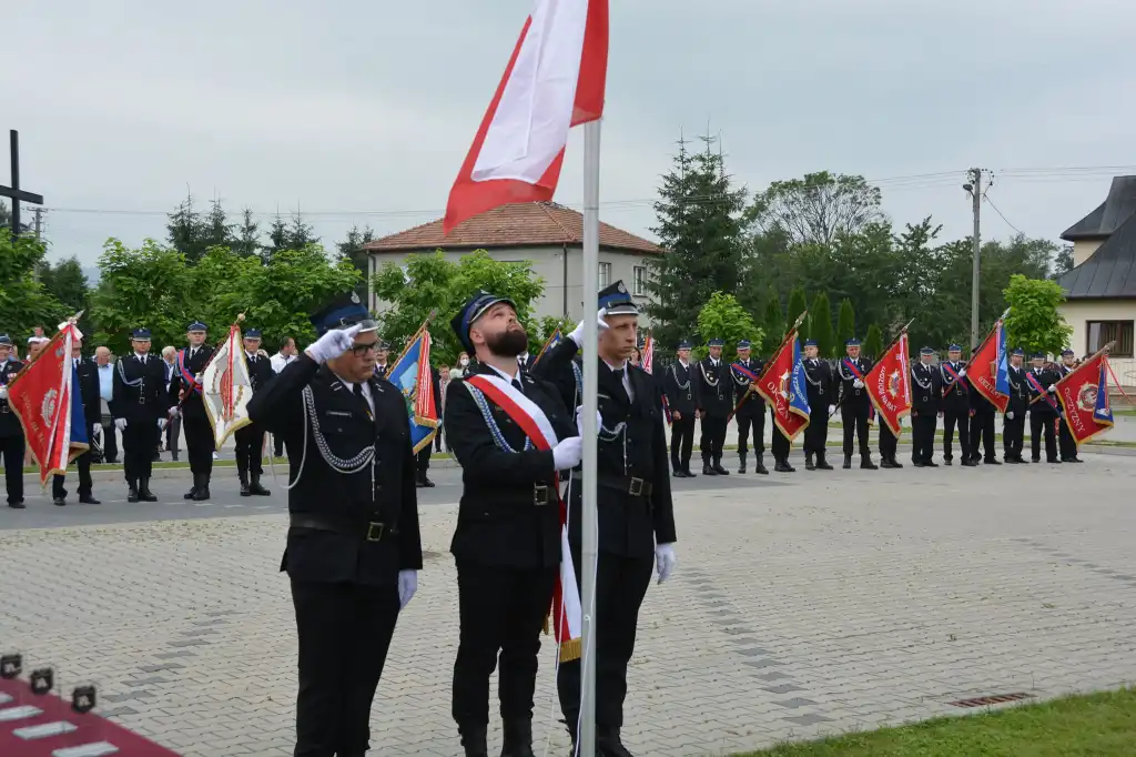 W kościele parafialnym w Świniarsku poświęcono i nadano sztandar OSP Podrzecze