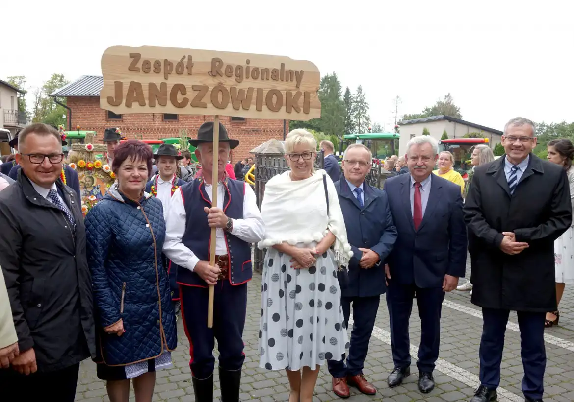 Przedstawiciele władz Powiatu Nowosądeckiego i Zespół Regionalny „Janczowioki” gościli na powiatowo-gminnych dożynkach w Strzepczu