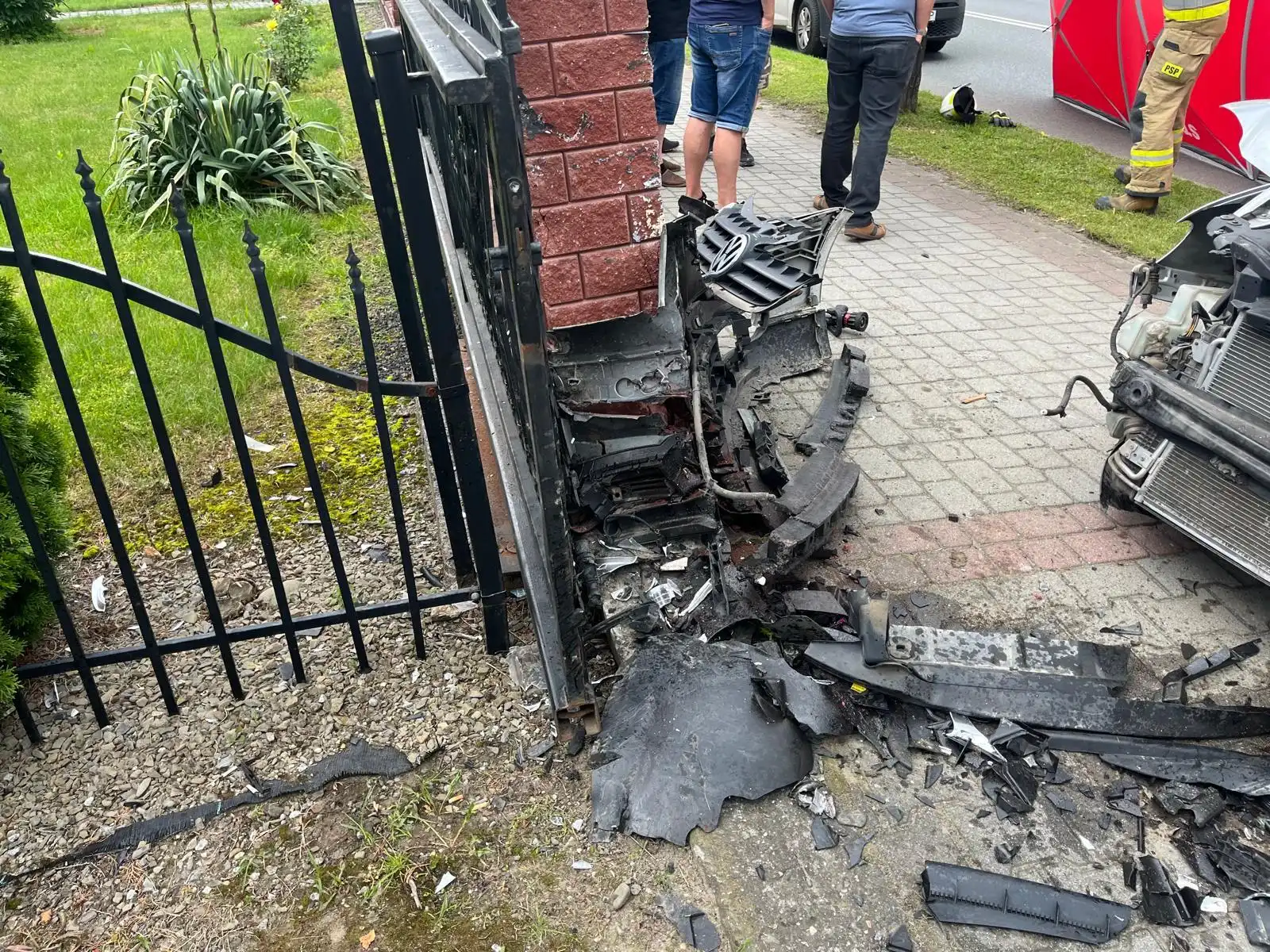 Wypadek w Łącku. Samochód osobowy zjechał z drogi i uderzył w ogrodzenie