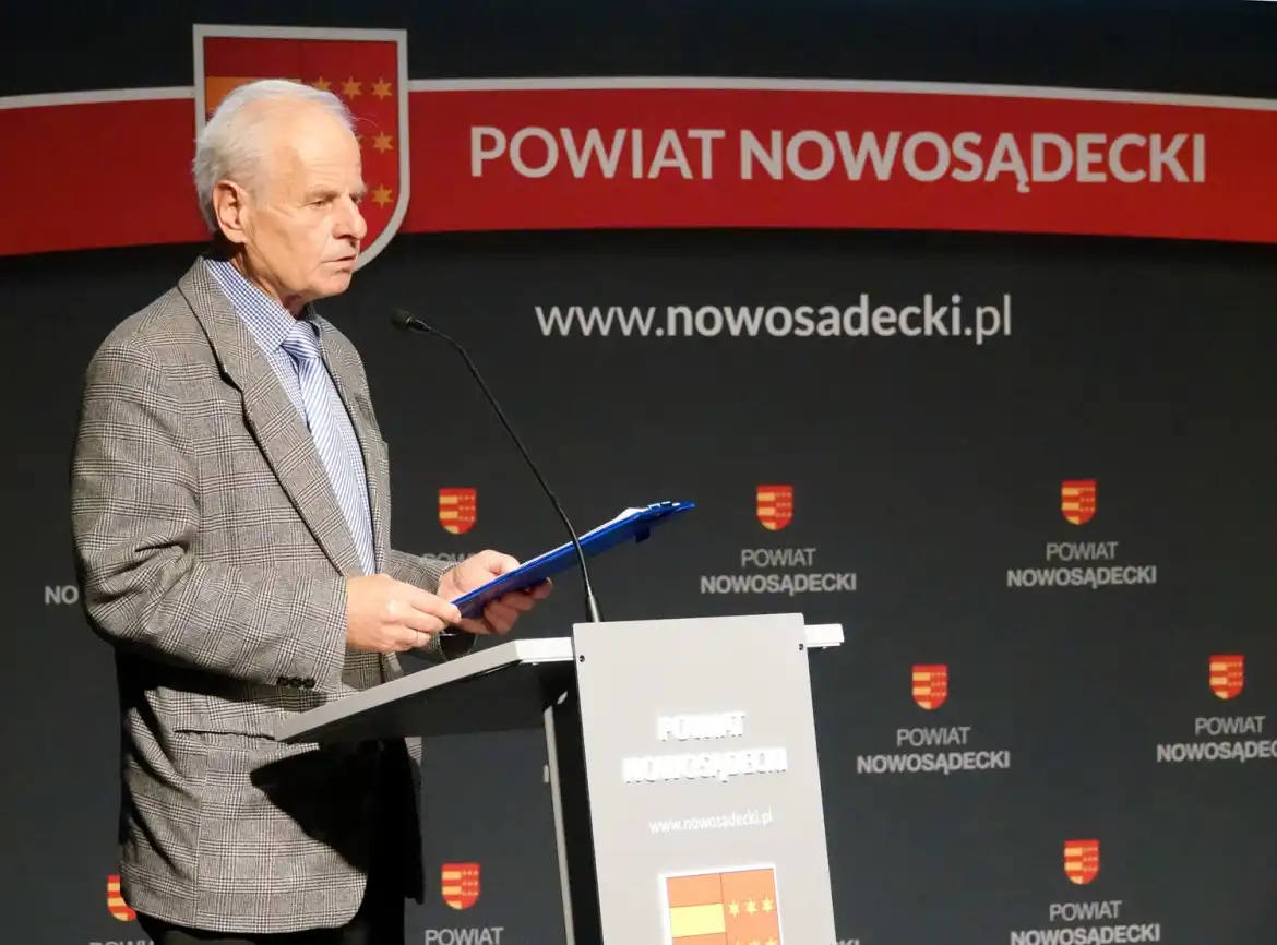 O inwestycjach i remontach zniszczonych wskutek powodzi dróg, na Sesji Rady Powiatu Nowosądeckiego