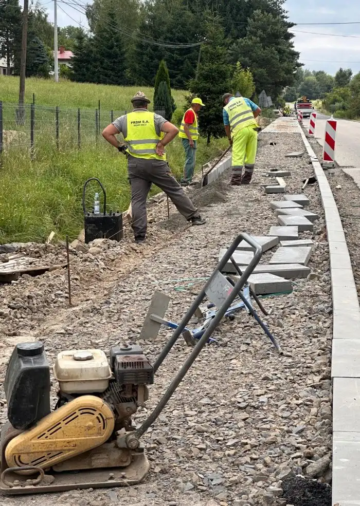 Gmina Korzenna inwestuje w bezpieczeństwo. Ponad 6 km nowych chodników
