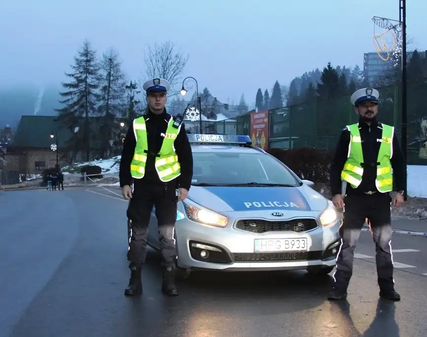 Policjanci dbali o bezpieczeństwo podczas turnieju hokejowego w Krynicy-Zdroju