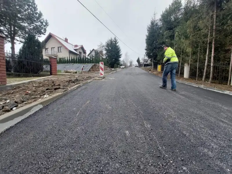 Trwa modernizacja drogi w Korzennej. Pierwsza warstwa asfaltu już położona