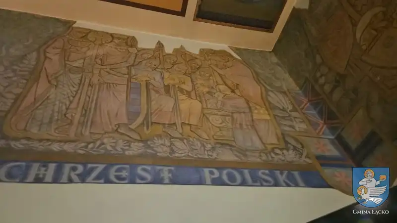 Kościół w Łącku w trakcie renowacji. Malowidła na ścianach i nowa elewacja