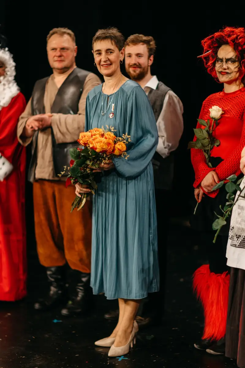Odznaczenie dla mistrzyni teatralnych strojów. Pani Izabela Wiatrak doceniona za lata pracy dla Teatru Robotniczego