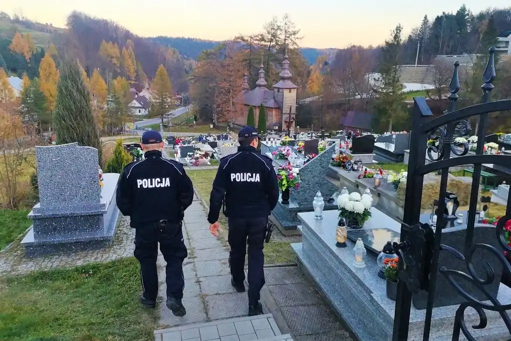 Policja gotowa na Wszystkich Świętych. Wzmożone patrole w rejonie nekropolii na Sądecczyźnie