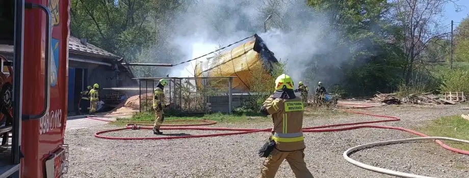 Staszkówka: Pożar w zakładzie drzewnym. Kilkugodzinna akcja gaśnicza