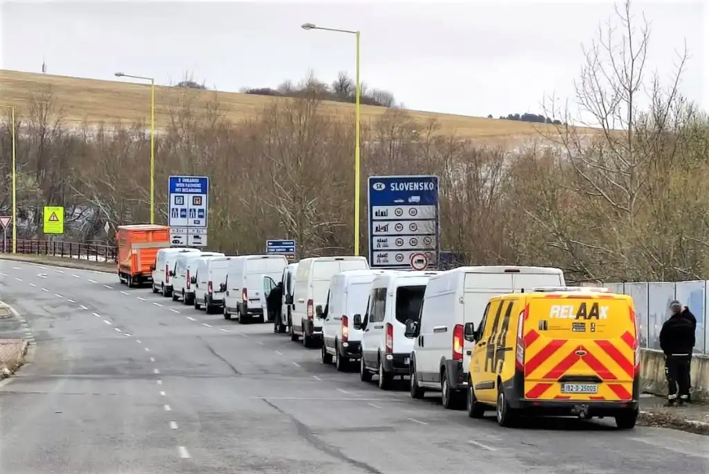Sądeccy mundurowi pomogli w przejeździe konwoju irlandzkich policjantów z darami dla Ukraińców