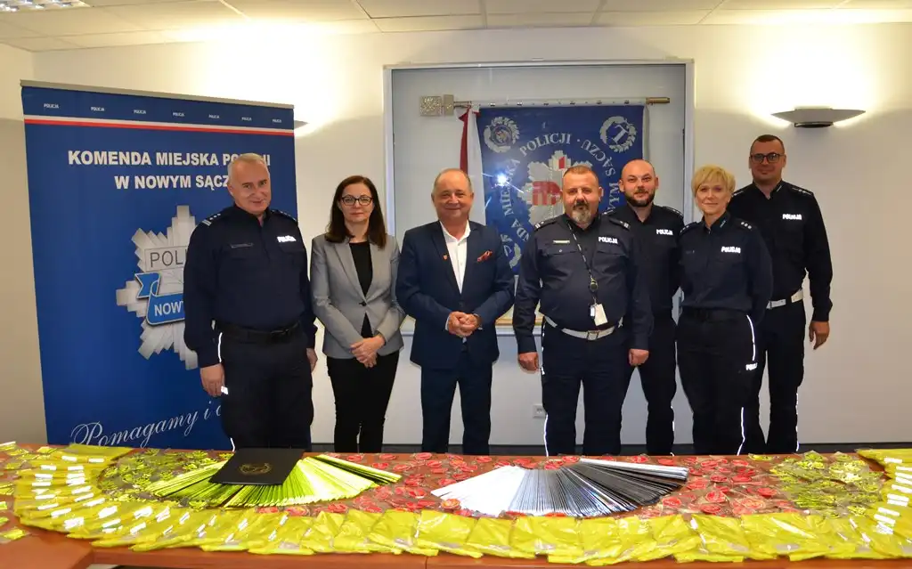 Setki odblasków dla mieszkańców! Sądecka policja w trosce o bezpieczeństwo pieszych