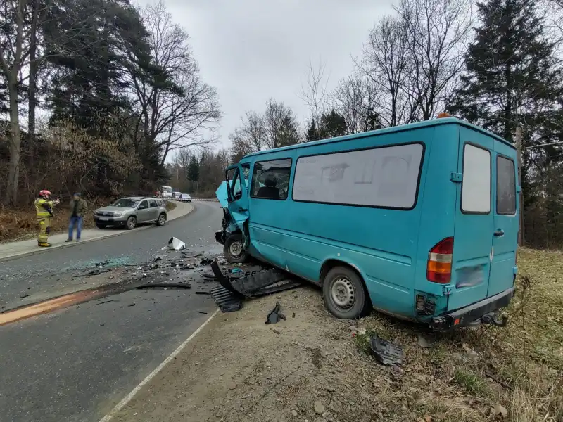 Kolizja w Rdziostowie. Uszkodzone trzy samochody