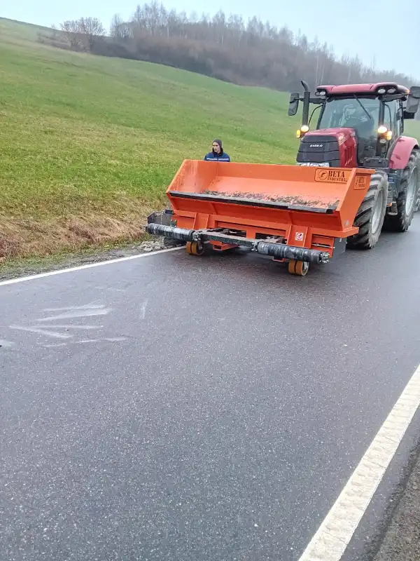 Przedsiębiorstwo Usług Komunalnych Korzenna zakupiło specjalistyczne urządzenie do uzupełniania uszkodzonych poboczy