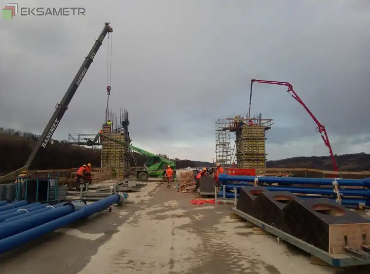 Pylony mostu na rzece Dunajec w Kurowie pną się do góry