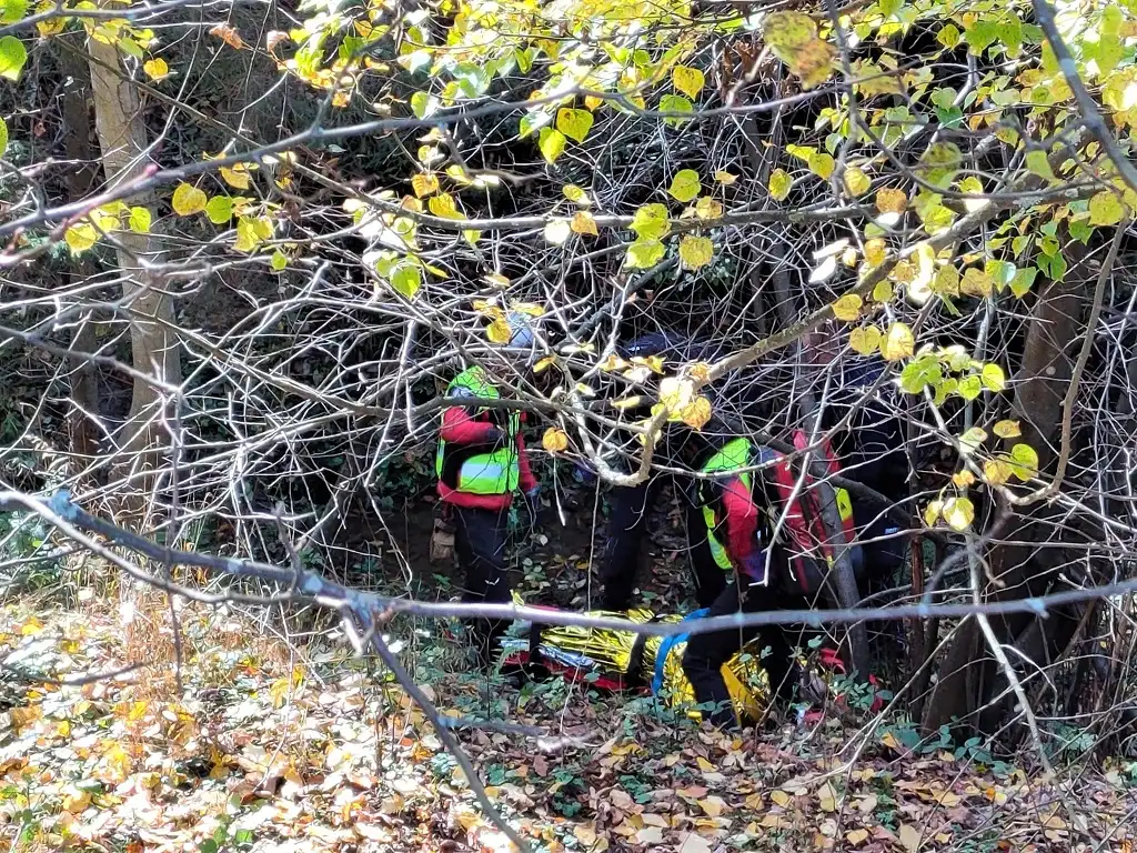 Krynica-Zdrój: Policjanci po zgubionych pantoflach dotarli do nieprzytomnego mężczyzny leżącego w potoku