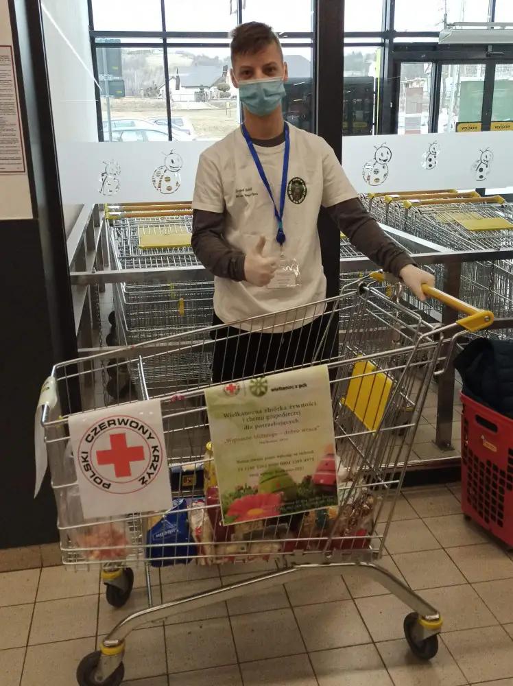 Młodzież z ZS w Łącku zbiera żywność dla potrzebujących