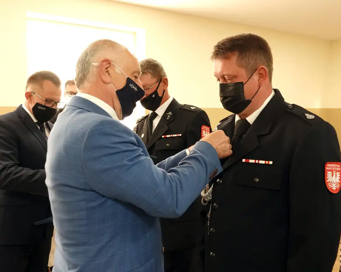 Promesa i honorowe odznaczenia dla strażaków ochotników z OSP w Zabrzeży