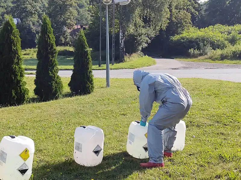Nowy Sącz: Akcja chemiczna strażaków. Neutralizowali wyciekły kwas octowy