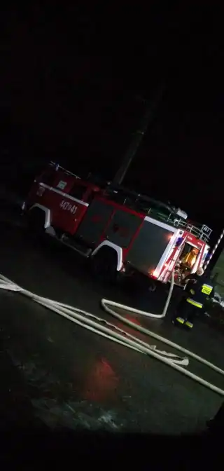 Pożar budynku gospodarczego w Dominikowicach. Z ogniem walczyło 10 zastępów straży
