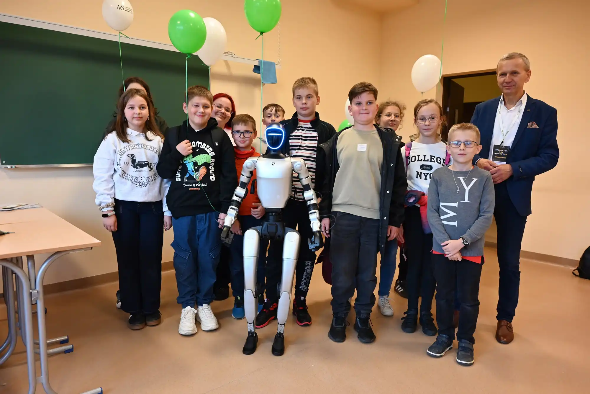 Humanoidalny robot na korytarzu uczelni. Małopolska Noc Naukowców w Nowym Sączu