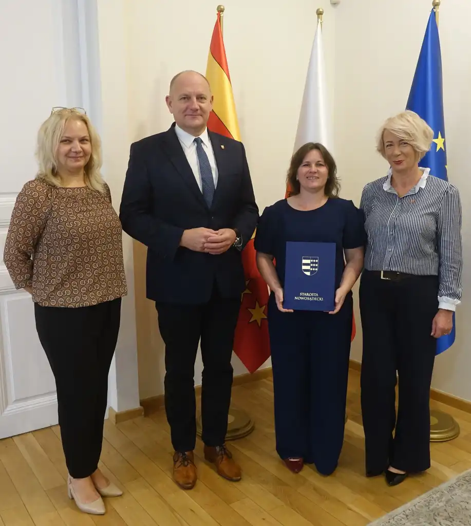 Starosta wręczył awans zawodowy pedagogowi z Grybowa