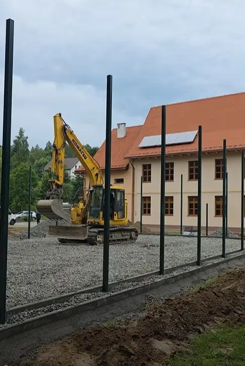 Lepsze warunki do sportu i rekreacji. Trwa budowa boiska przy szkole w Moszczenicy Niżnej