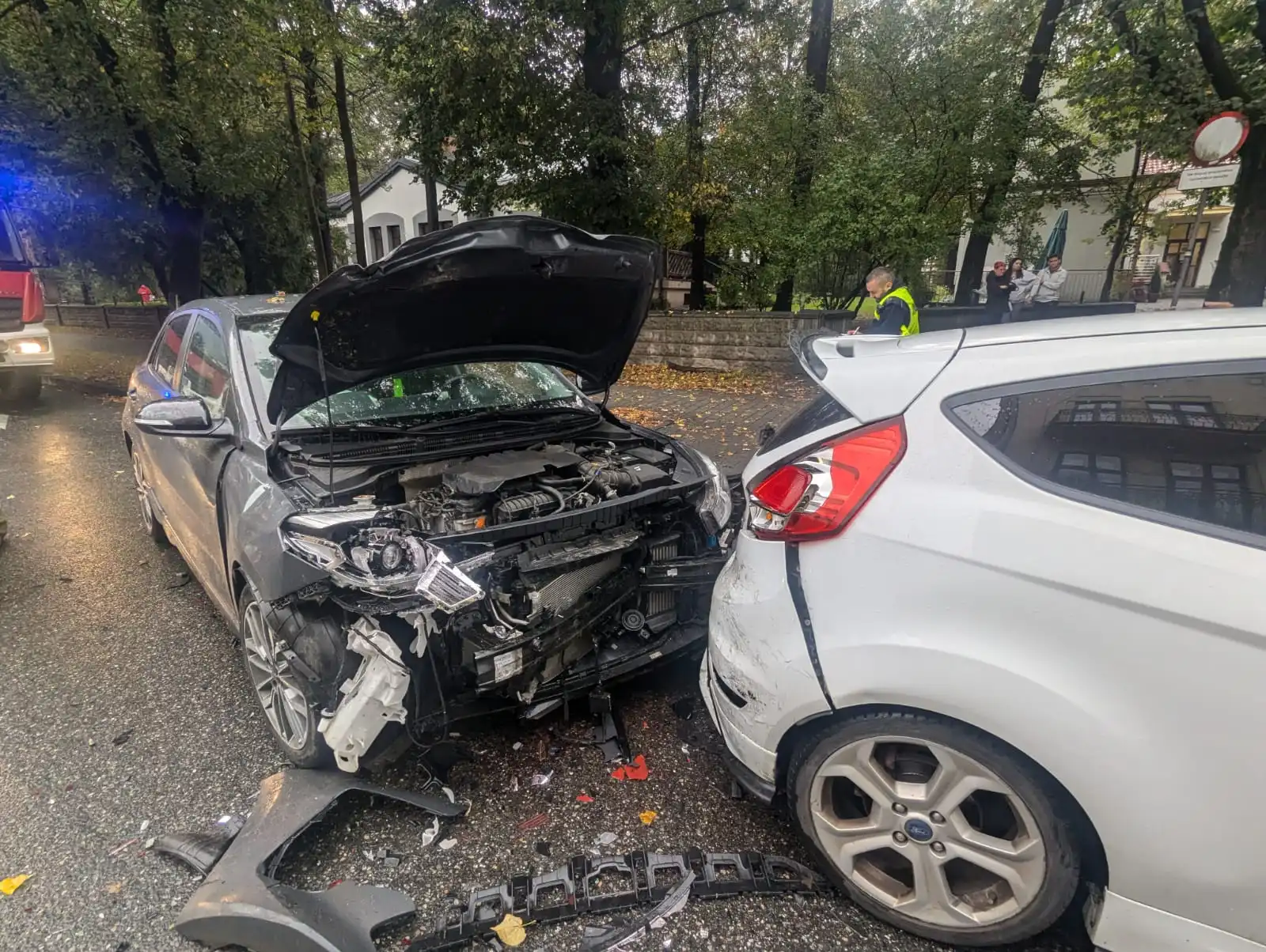 Wypadek na Jagiellońskiej. Cztery auta, dwie osoby ranne, całkowita blokada drogi