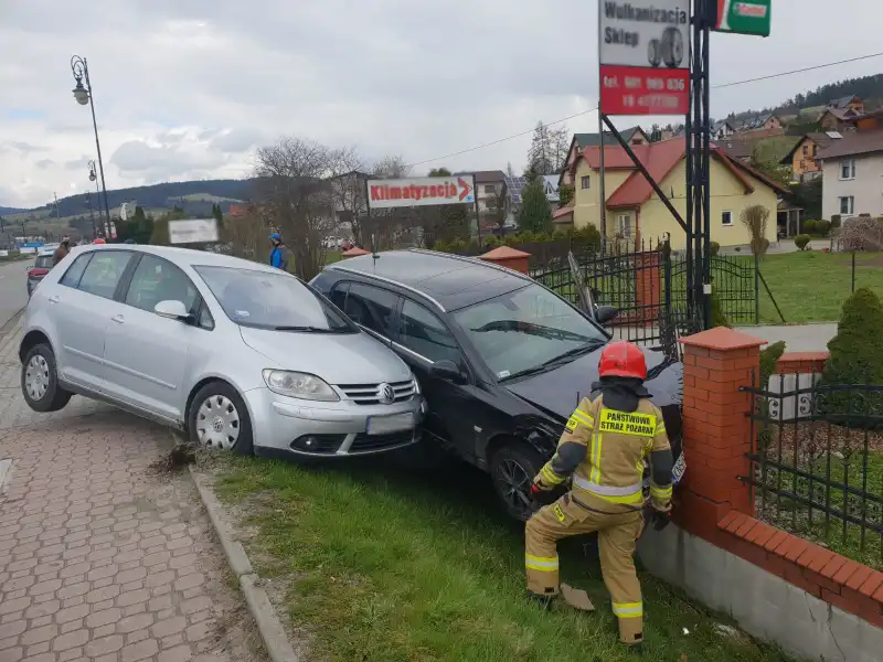 Powroźnik. Dwie osobówki zjechały z jezdni i uderzyły w pobliskie ogrodzenie