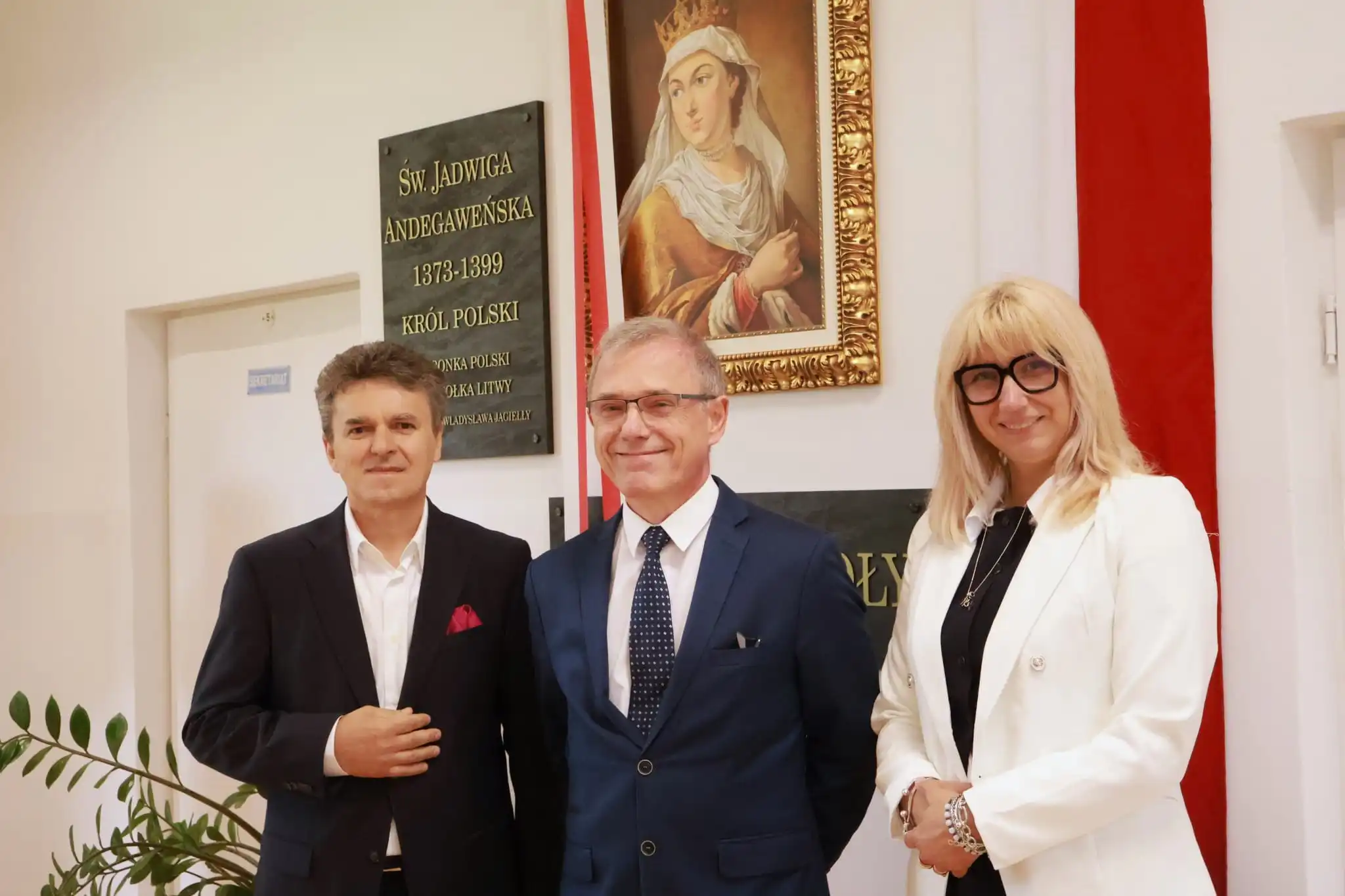 Historyczna chwila w Królowej Polskiej. Szkoła z Patronką i Sztandarem